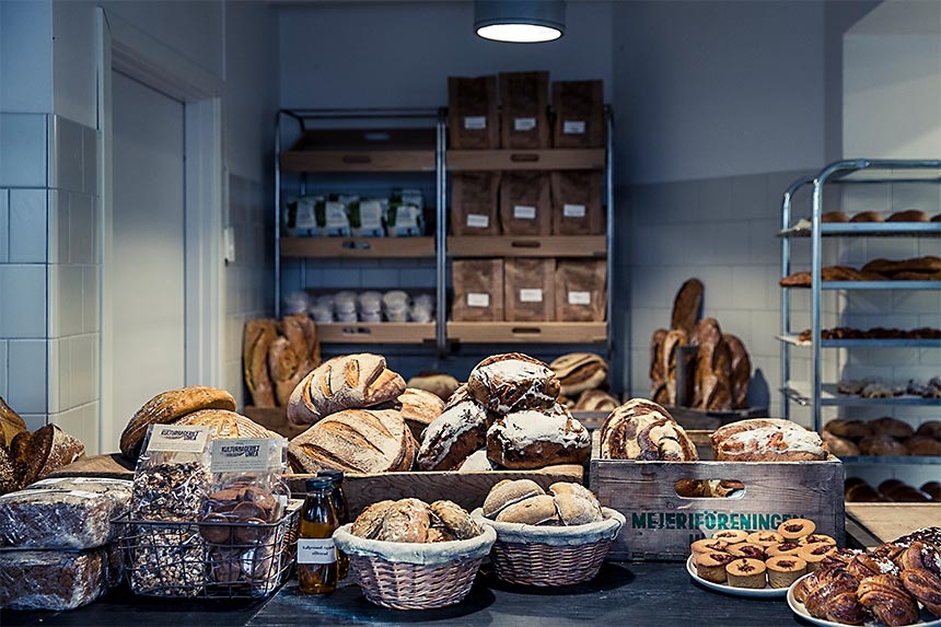 Ett bord fullt med fika. Allt ifrån bröd till bullar.